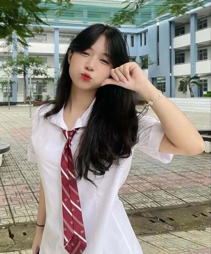 Gái học sinh dễ thương ở sân trường chu môi Gái học sinh dễ thương ở sân trường chu môi