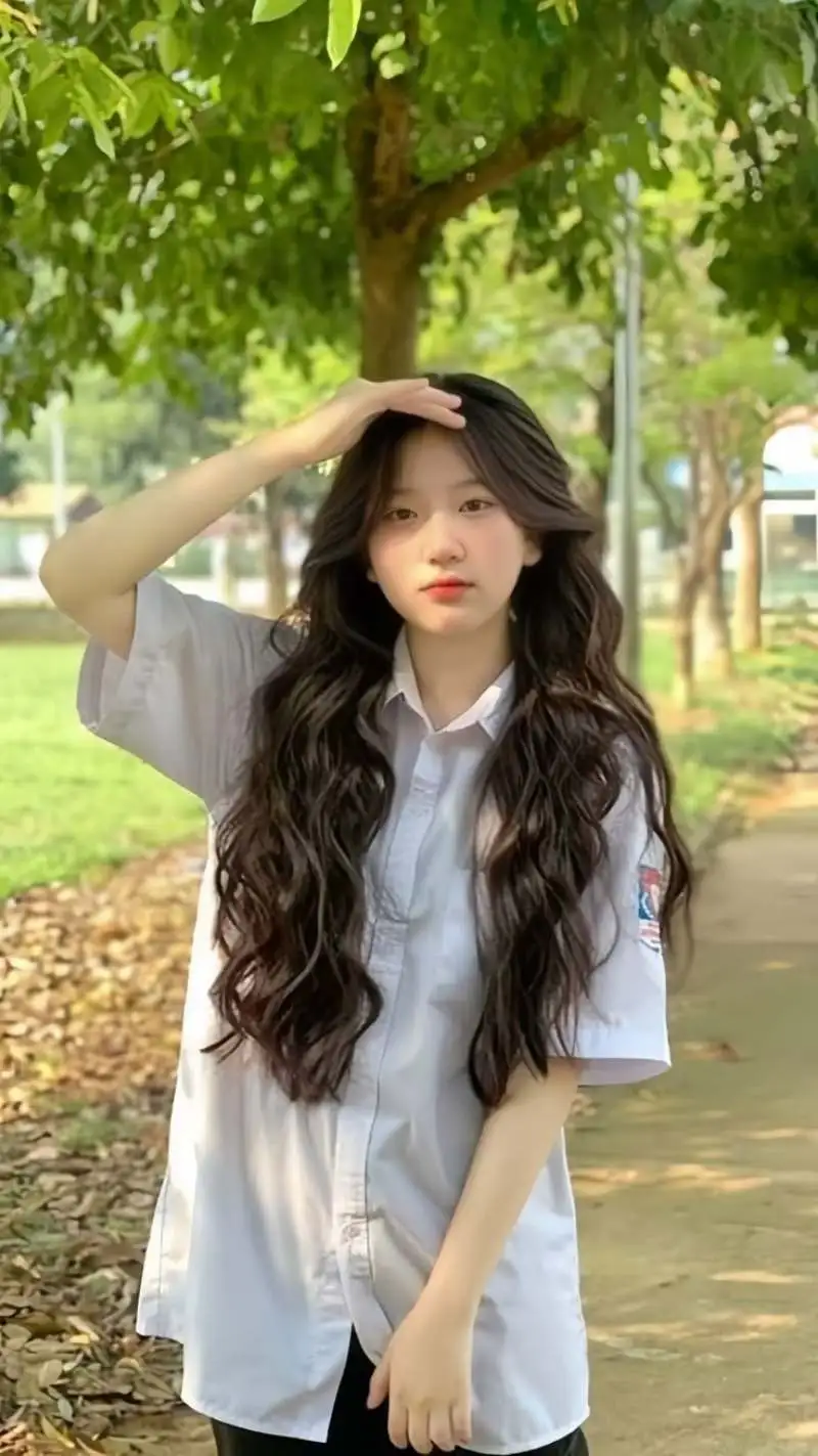 Gái học sinh tạo dáng che nắng ở sân trường Gái học sinh tạo dáng che nắng ở sân trường