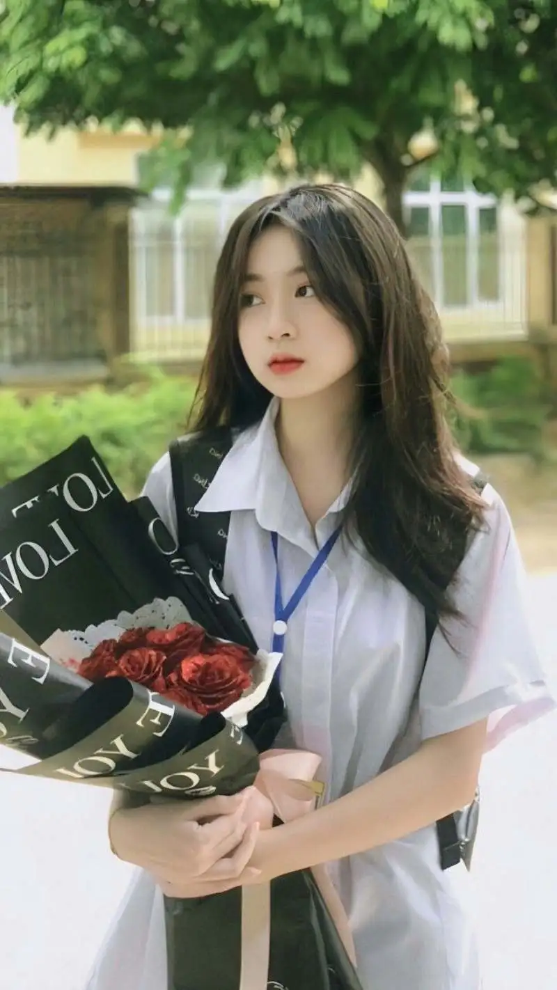 Gái học sinh mặc áo trắng cầm bó hoa Gái học sinh mặc áo trắng cầm bó hoa