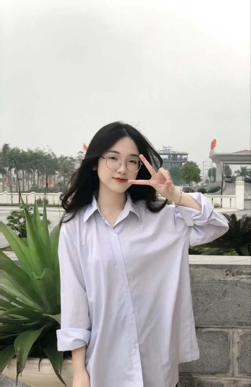 Gái học sinh mặc áo sơ mi trắng Gái học sinh mặc áo sơ mi trắng