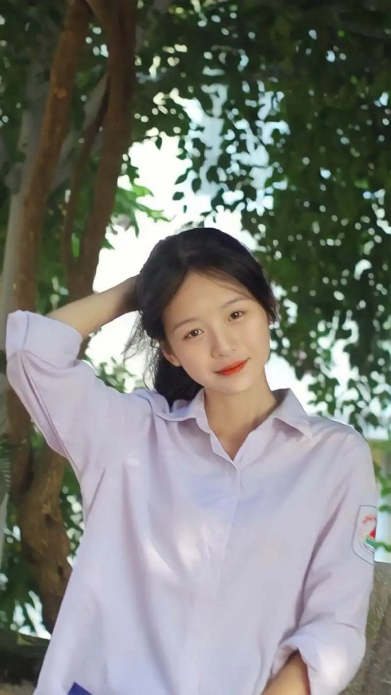 Gái học sinh mặc áo sơ mi trắng dưới tán cây Gái học sinh mặc áo sơ mi trắng dưới tán cây