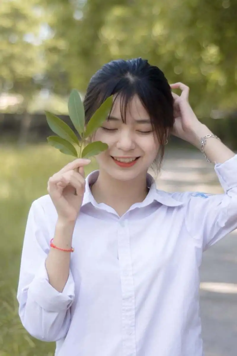 Gái học sinh mặc áo sơ mi trắng cười nhắm mắt Gái học sinh mặc áo sơ mi trắng cười nhắm mắt