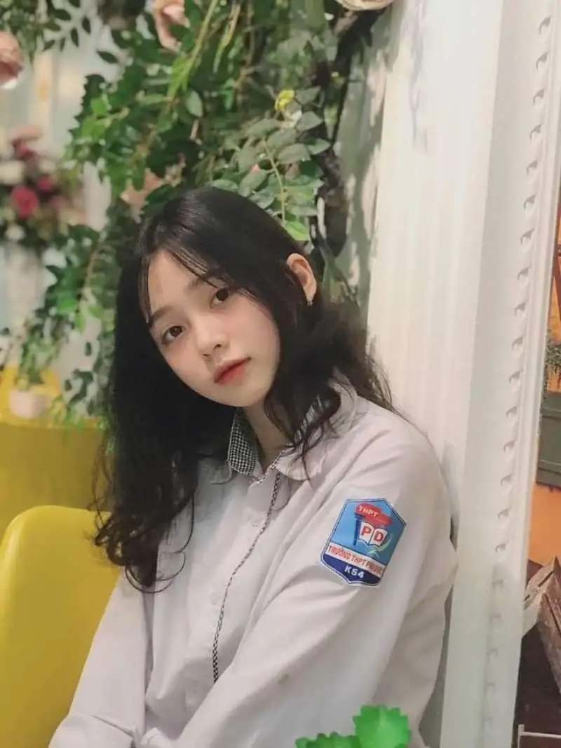 Gái học sinh mặc áo sơ mi trắng Gái học sinh mặc áo sơ mi trắng