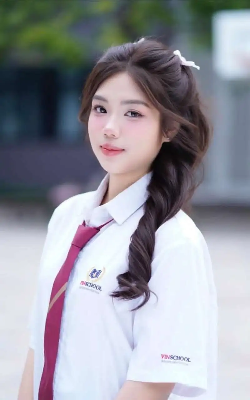 Gái học sinh mặc áo sơ mi trắng Gái học sinh mặc áo sơ mi trắng