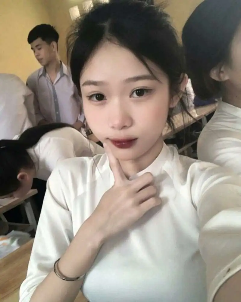 Gái học sinh mặc áo dài trong lớp học Gái học sinh mặc áo dài trong lớp học