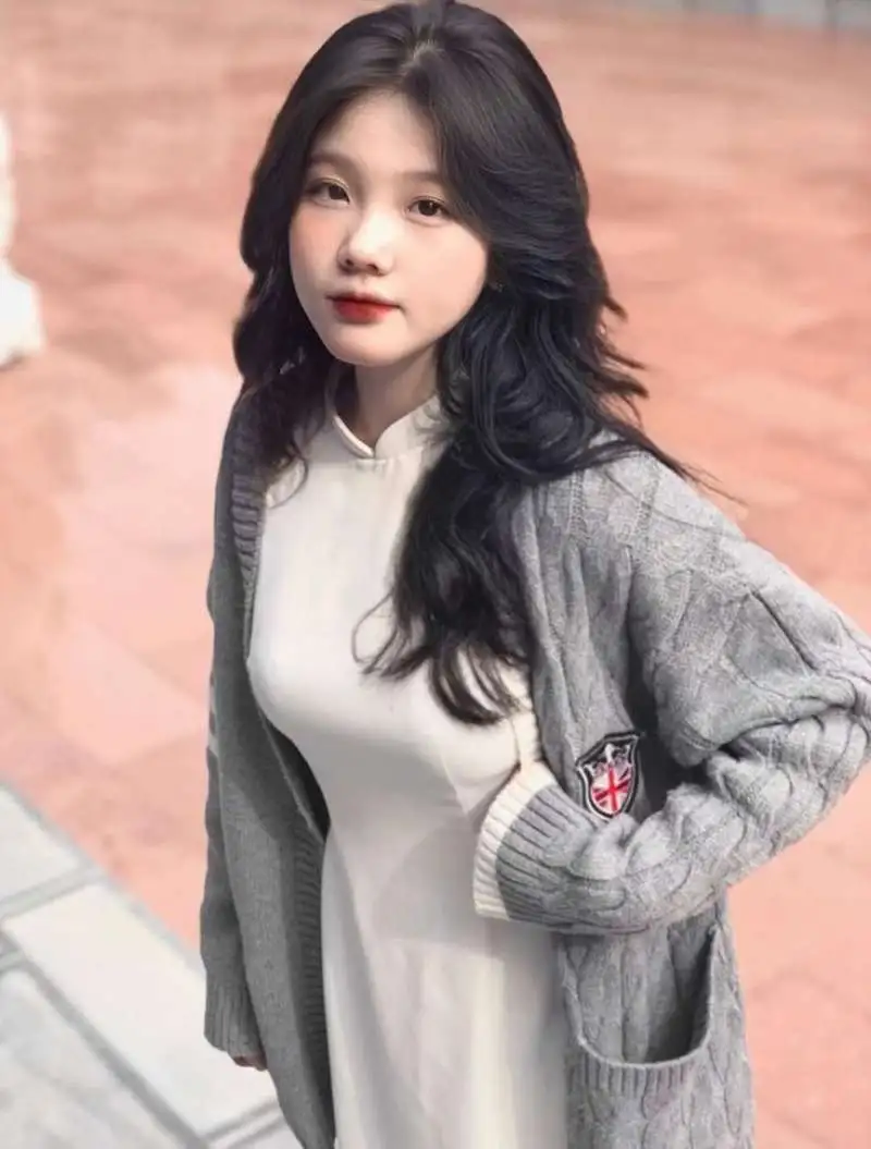 Gái học sinh mặc áo dài dưới sân trường Gái học sinh mặc áo dài dưới sân trường