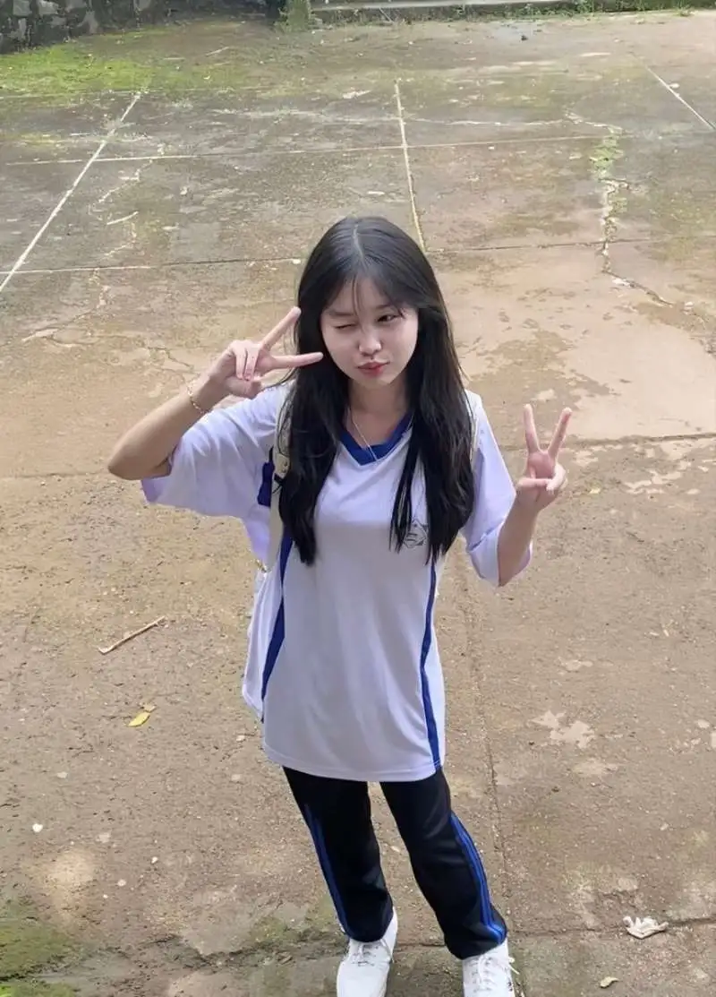 Gái học sinh mặc áo thể dục dưới sân trường Gái học sinh mặc áo thể dục dưới sân trường