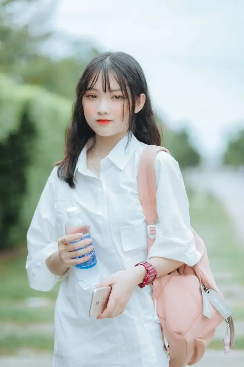 Gái học sinh mặc áo sơ mi trắng Gái học sinh mặc áo sơ mi trắng