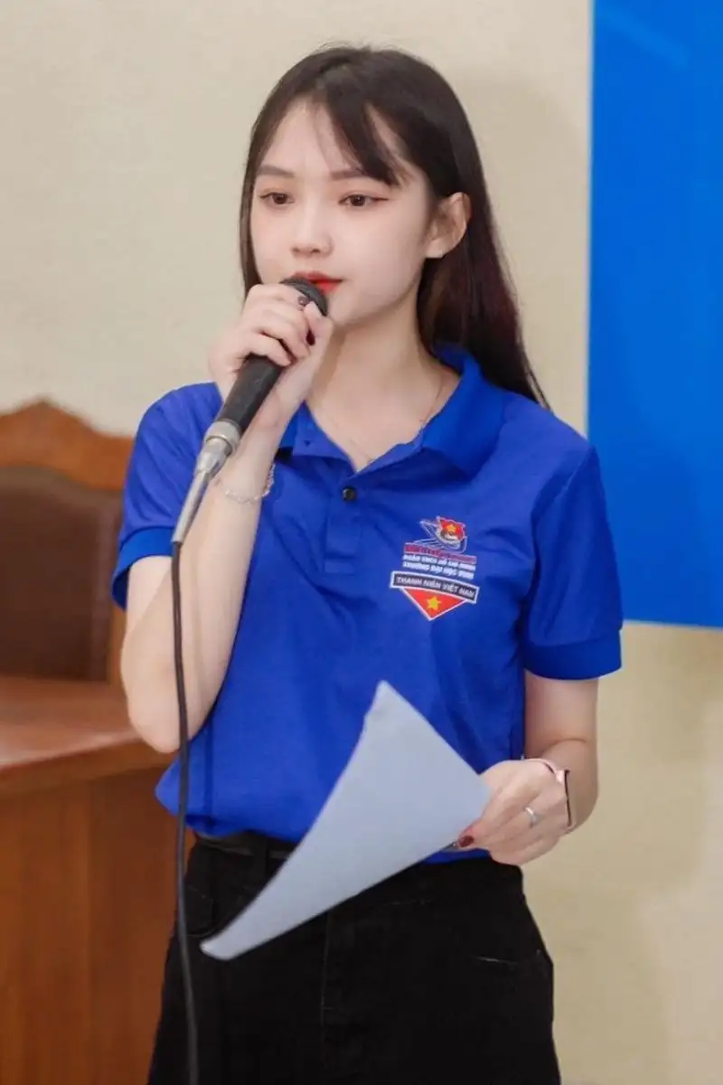 Gái học sinh mặc áo đoàn viên Gái học sinh mặc áo đoàn viên