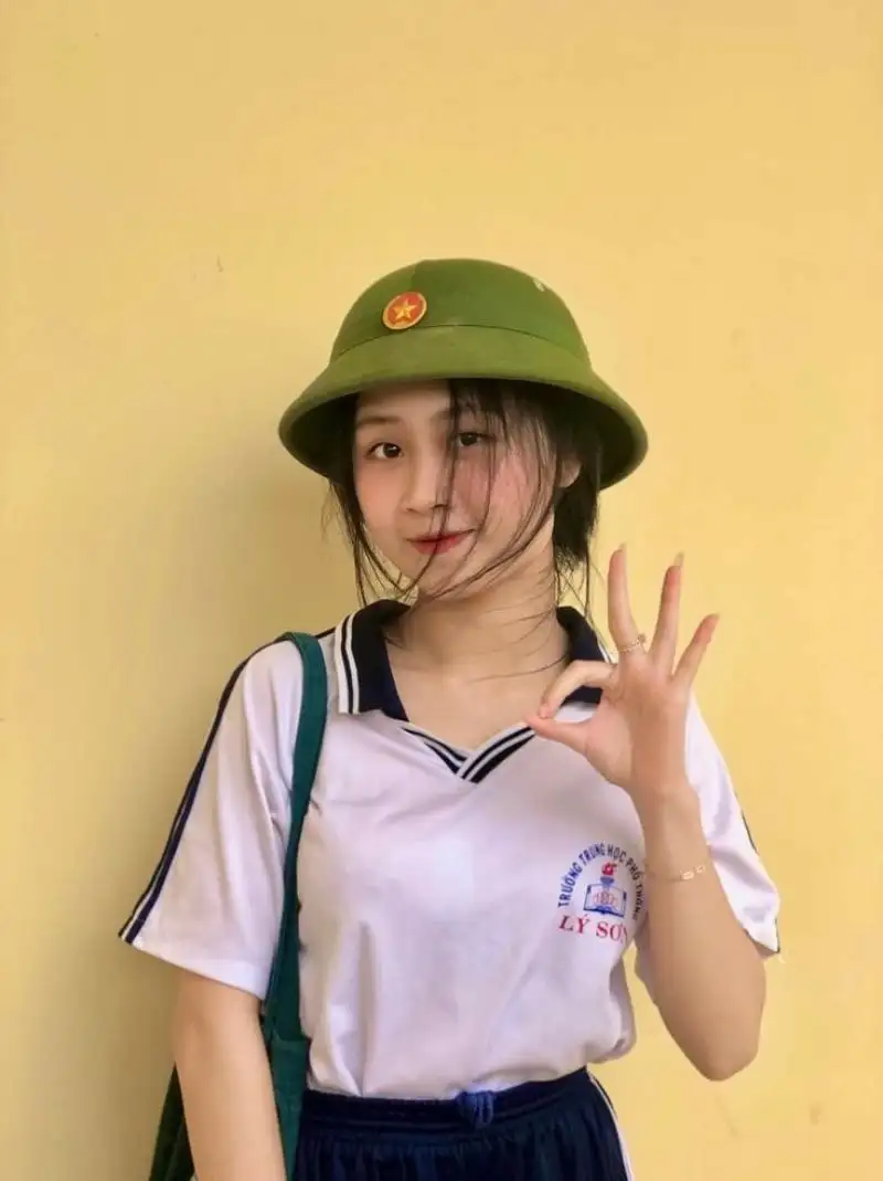 Gái học sinh mặc áo thể dục đội mũ bộ đội Gái học sinh mặc áo thể dục đội mũ bộ đội