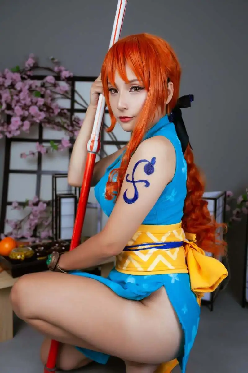 Cosplay Nami ngồi xổm khoe đùi Cosplay Nami ngồi xổm khoe đùi
