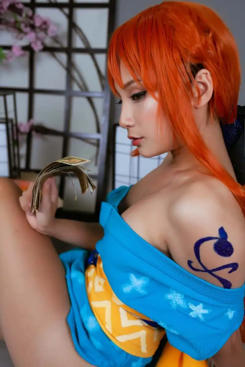 Cosplay Nami cầm tiền Cosplay Nami cầm tiền