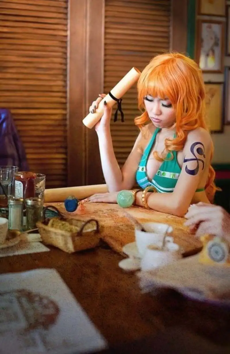Cosplay Nami ngồi vẽ bản đồ Cosplay Nami ngồi vẽ bản đồ
