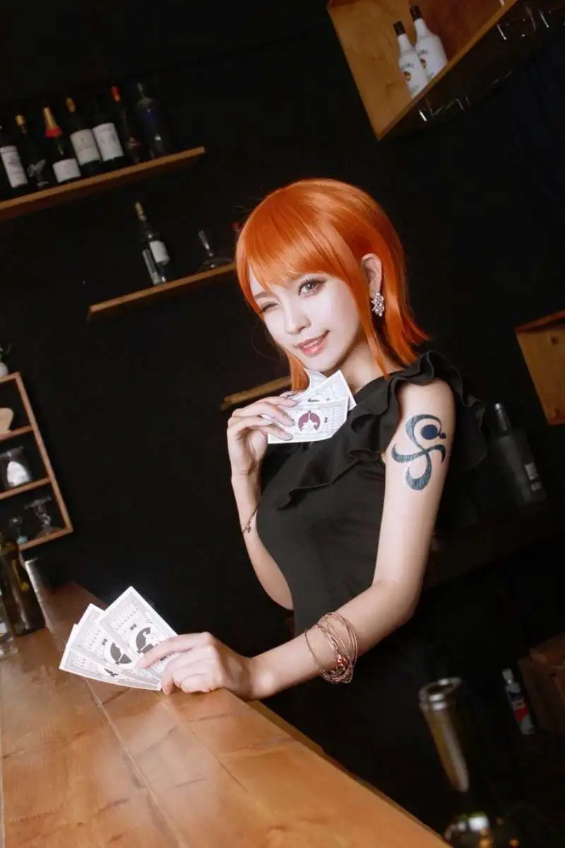 Cosplay Nami hot ngồi cầm tiền Cosplay Nami hot ngồi cầm tiền