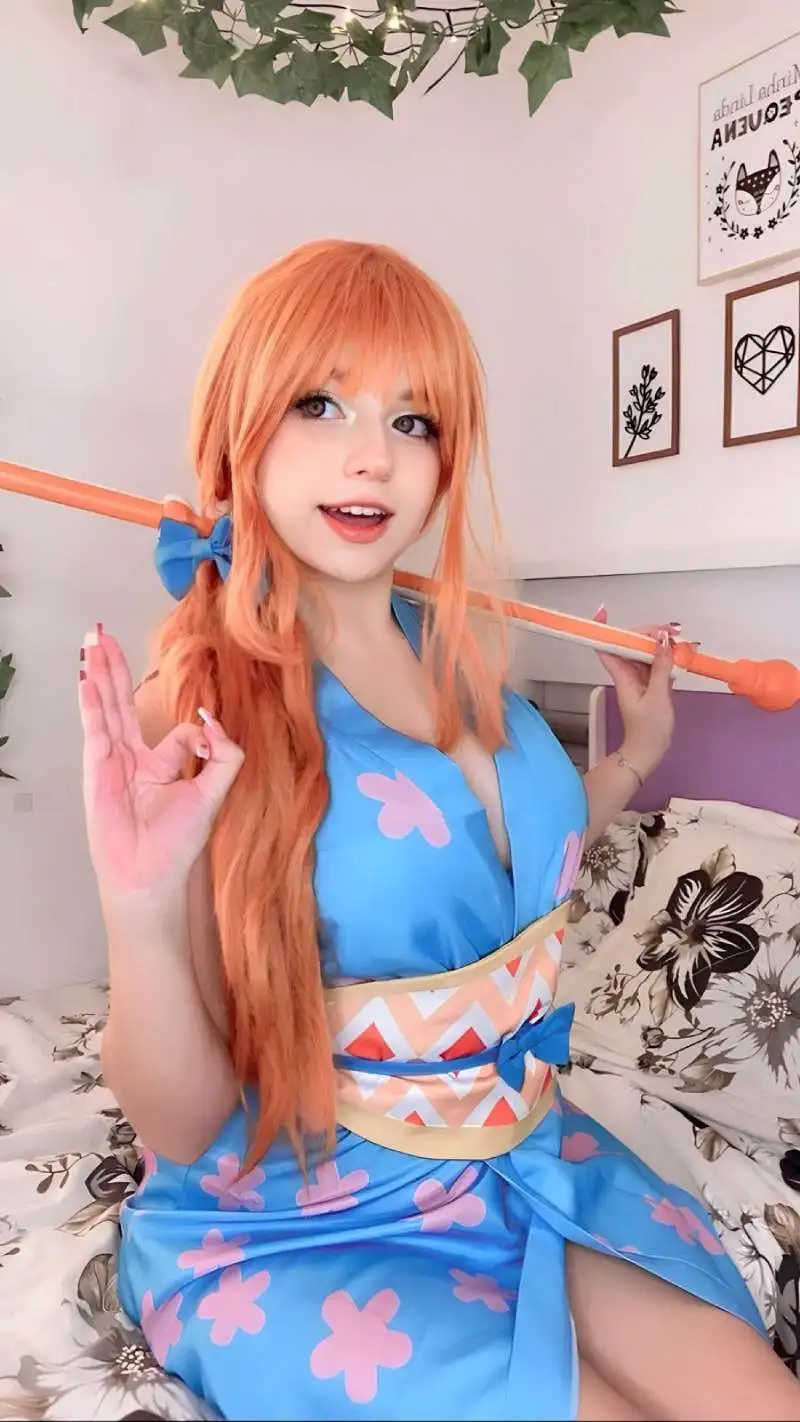 Cosplay Nami cute ngồi trên giường Cosplay Nami cute ngồi trên giường