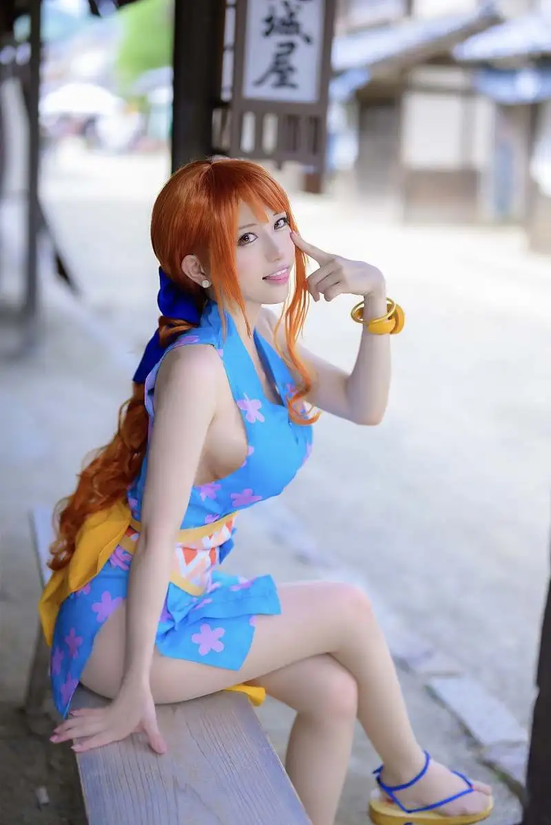 Cosplay Nami quyến rũ ngồi trên ghế gỗ Cosplay Nami quyến rũ ngồi trên ghế gỗ