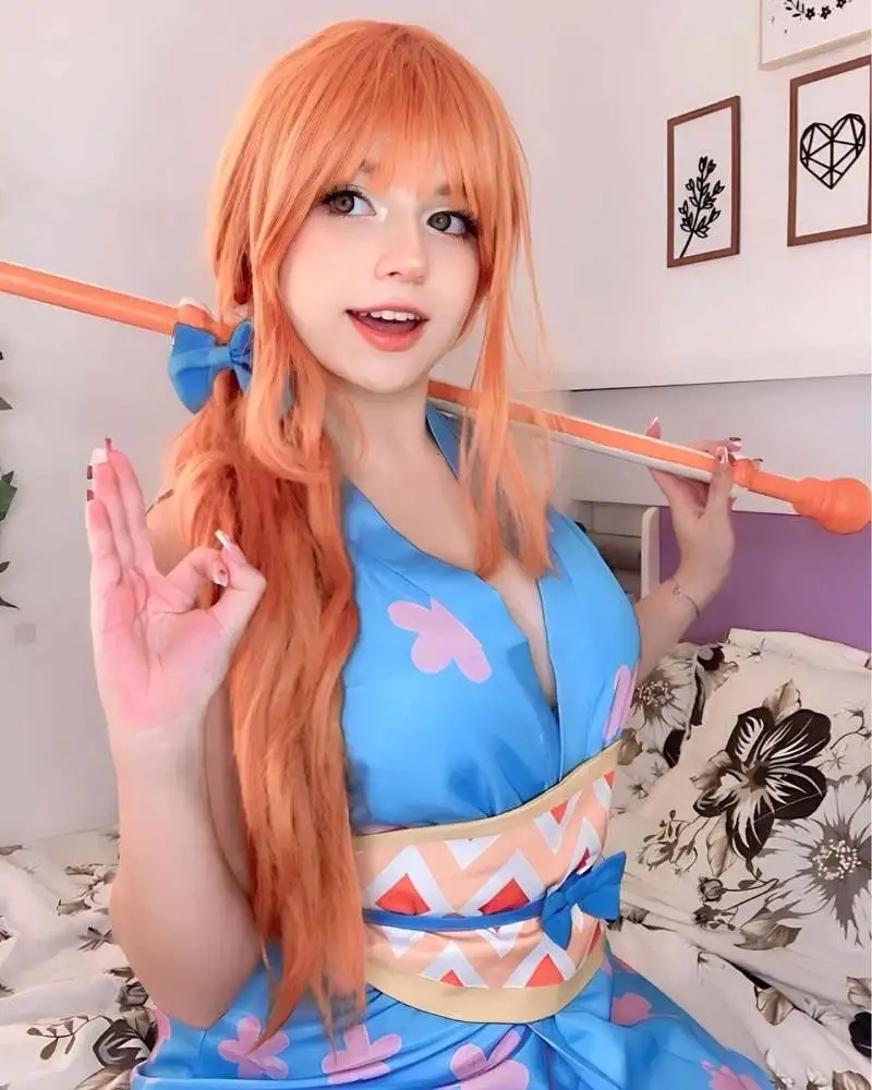 Cosplay Nami dễ thương ngồi trên dường Cosplay Nami dễ thương ngồi trên dường