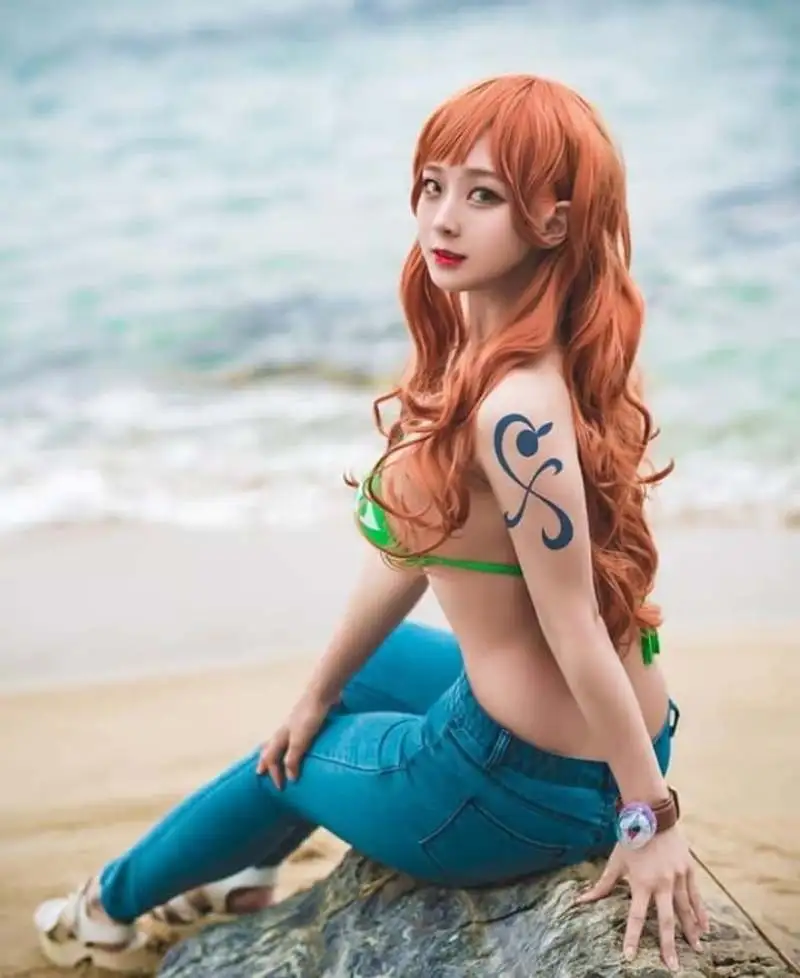 Cosplay Nami sexy mặc bikini ngồi ở bãi biển Cosplay Nami sexy mặc bikini ngồi ở bãi biển