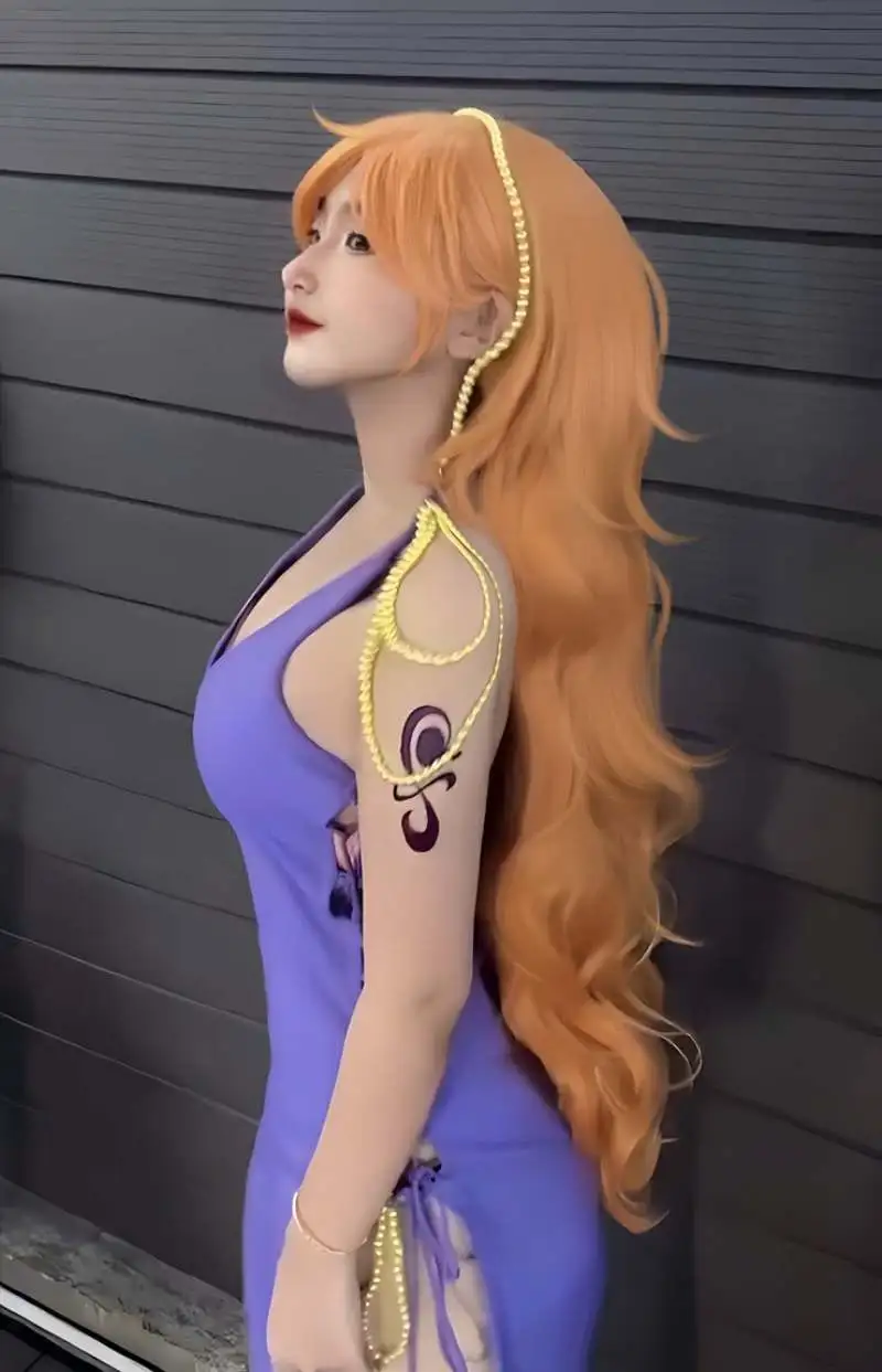 Cosplay Nami mặc đầm body tím Cosplay Nami mặc đầm body tím